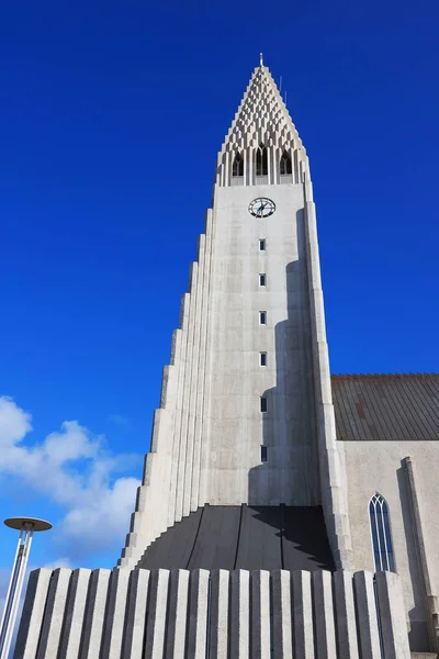 Słynny Styl Architektoniczny Hallgrimskirkja Reykjaviku Inspirowany Kolumnami Bazaltu Wulkanicznego Islandii — Zdjęcie stockowe