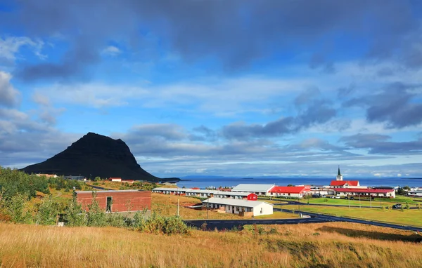 アイスランドの西 ヨーロッパのスナフェルスネス半島の北にあるグルナールフォヨルドゥール村 — ストック写真