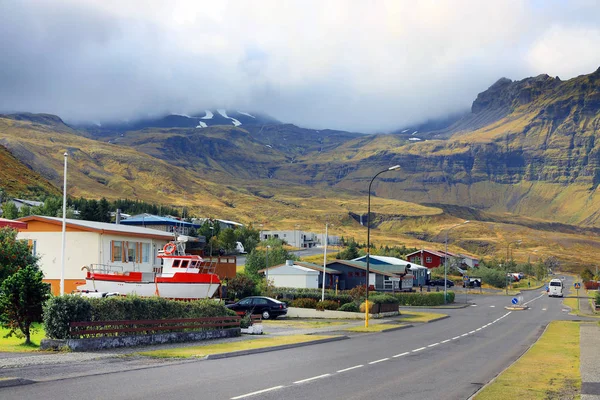 アイスランドの西 ヨーロッパのスナフェルスネス半島の北にあるグルナールフォヨルドゥール村 — ストック写真