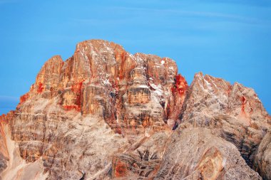 Dolomitler, İtalya ve Avrupa 'daki Cristallo Mountiain Grubu üzerinde gün doğumu ışığı