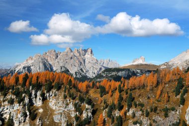 Muhteşem sonbahar manzarası, renkli gökyüzü, görkemli kayalık dağ ve renkli ağaçlar Dolomitler 'de parlayan güneş ışığı, Cortina Dampezzo, Güney Tyrol, Dolomitler, İtalya