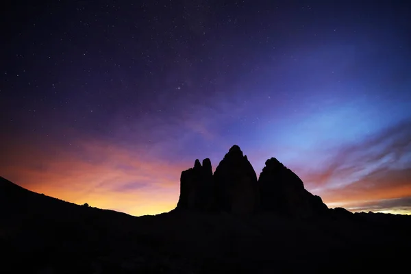 Láctea Montanhas Noite Estrelada Outono Paisagem Incrível Com Montanhas Nevadas — Fotografia de Stock