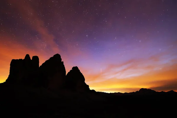 Láctea Montanhas Noite Estrelada Outono Paisagem Incrível Com Montanhas Nevadas — Fotografia de Stock