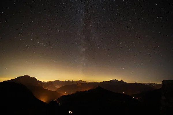 Млечный Путь Горы Звездную Ночь Осенью Удивительный Пейзаж Альпийскими Снежными — стоковое фото