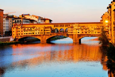 Arno Nehri, Floransa, İtalya ve Avrupa üzerinde Ponte Vecchio