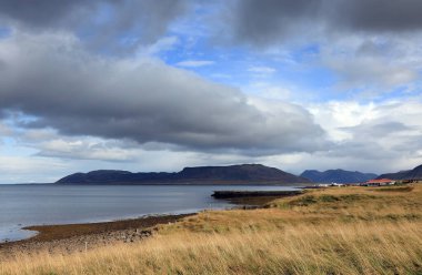 İzlanda, Avrupa 'daki Skardsvik plajında fırtınalı İzlanda manzarası
