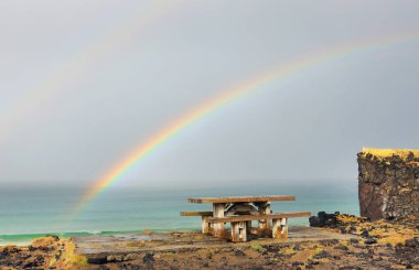 İzlanda, Avrupa 'daki Skardsvik plajında fırtınalı İzlanda manzarası