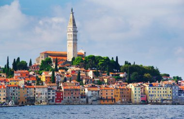 Renkli eski kasaba manzarası ve Rovinj, Istrian Yarımadası, Hırvatistan ve Avrupa 'nın pitoresk limanı