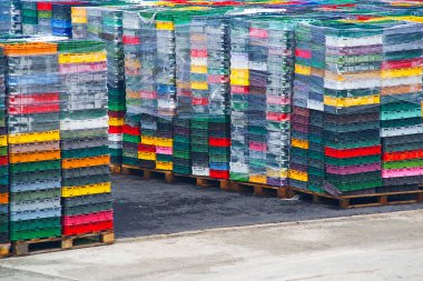 Yiyecek depolamak ve taşımak için renkli boş plastik kutular