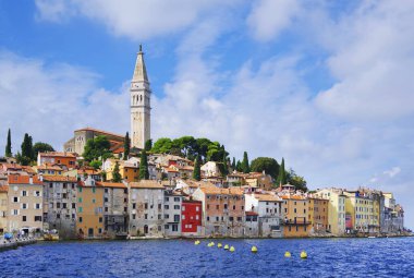 Renkli eski kasaba manzarası ve Rovinj, Istrian Yarımadası, Hırvatistan ve Avrupa 'nın pitoresk limanı