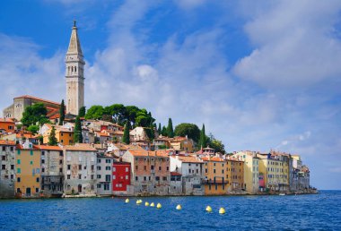Renkli eski kasaba manzarası ve Rovinj, Istrian Yarımadası, Hırvatistan ve Avrupa 'nın pitoresk limanı
