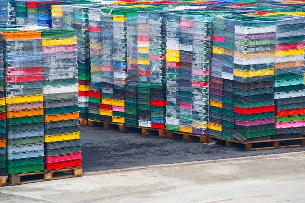 Pilhas Caixas Plásticas Vazias Coloridas Para Armazenar Transportar Alimentos — Fotografia de Stock