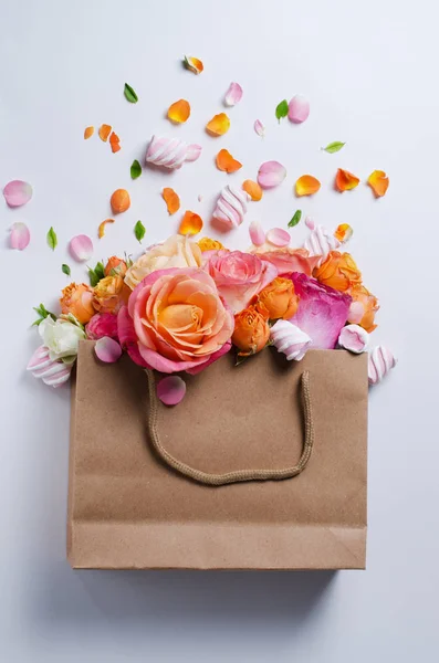 라이브 장미 프레임입니다. 아름 다운 꽃 배경입니다. 텍스트에 대 한 창의적인 공간으로 봄 휴가 카드 서식 파일. — 스톡 사진