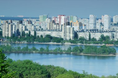 Manzaralı Dnipro Nehri'nin ve onun sol banka üzerinde yeni binalar ile yan