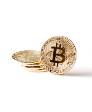 Beyaz bir arka plan üzerinde fiziksel altın Bitcoin para. Yeni Dünya çapında cryptocurrency.