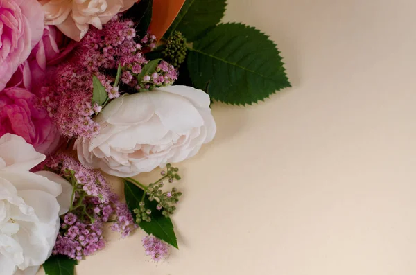 Cadre de roses vivantes. Beau fond floral. Modèle de carte pour les vacances de printemps avec espace créatif pour le texte . — Photo
