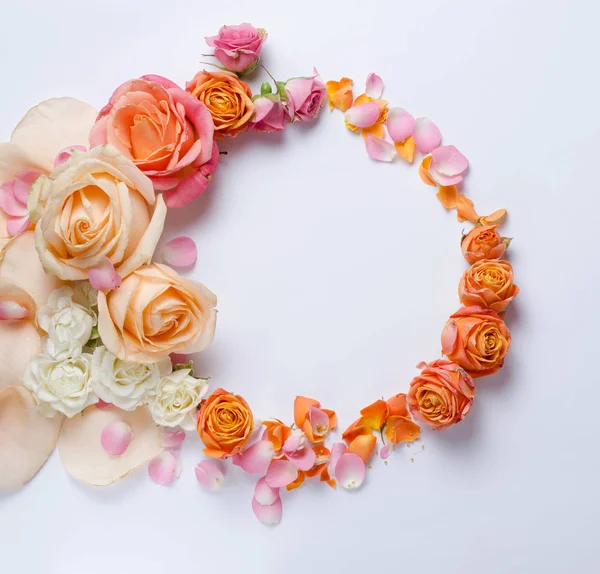 Lebende Rosen umrahmen. schönen floralen Hintergrund. Kartenvorlage für Urlaub oder Hochzeit mit kreativem Raum für Text. — Stockfoto