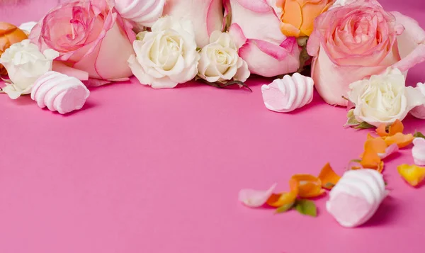 Lebende Rosen umrahmen. schönen floralen Hintergrund. Kartenvorlage für Urlaub oder Hochzeit mit kreativem Raum für Text. — Stockfoto