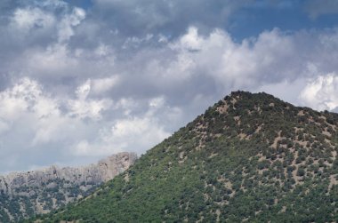Dağ manzarası Kırım Vadisi'nin yukarıda güzel gökyüzü. St George dağ.