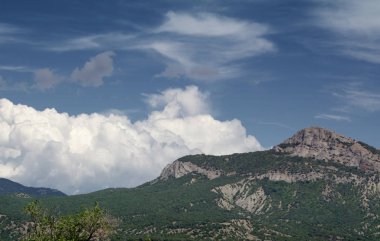 Dağ manzarası Kırım Vadisi'nin yukarıda güzel gökyüzü. St George dağ.
