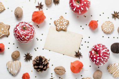 Ev yapımı gingerbread çerezleri, elma boyalı. Trendy Noel, yeni yıl şablonu.