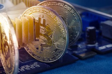 Bilgisayar ekran kartı üzerinde fiziksel altın Bitcoin para. Yeni bağımsız dünya çapında cryptocurrency.