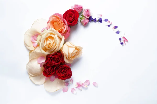 Canlı güller çerçevesi. Güzel çiçek arka plan. Tatil veya metin için yaratıcı yer ile düğün kartı şablonu. — Stok fotoğraf