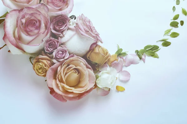 Marco de flores de rosas vivas. Hermoso fondo floral. Plantilla filtrada vintage para vacaciones de primavera con espacio creativo para texto . —  Fotos de Stock