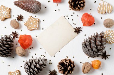 Ev yapımı gingerbread çerezleri, elma boyalı. Trendy Noel, yeni yıl şablonu.