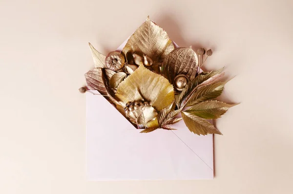 Herfst samenstelling sjabloon. Gouden bladeren in de postsector envelop. Herfst, herfst concept. Foto van het bovenaanzicht. — Stockfoto