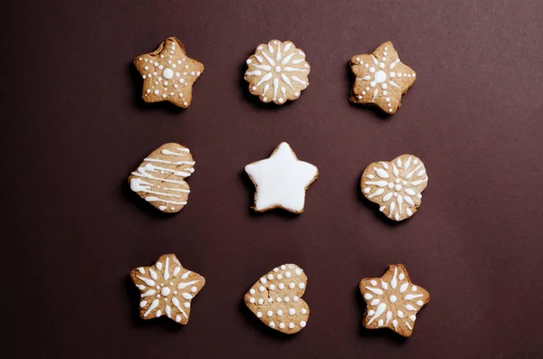 Top view Christmas layout with nine gingerbread cookies, on a dark background — Stock Photo, Image