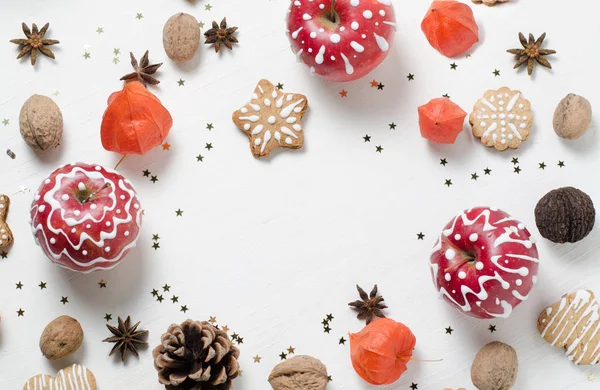 Világos felülnézet karácsonyi elrendezés mézeskalács cookie-kat, fenyő kúpok és narancssárga physalis fehér fa tábla. — Stock Fotó