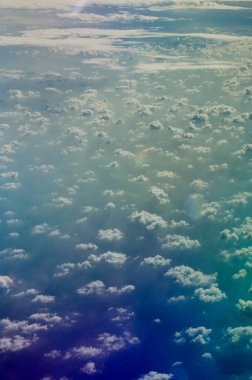 Uçak görünümüne Altocumulus bulutlar ve deniz yüzeyi yukarıda onları gölgeler.