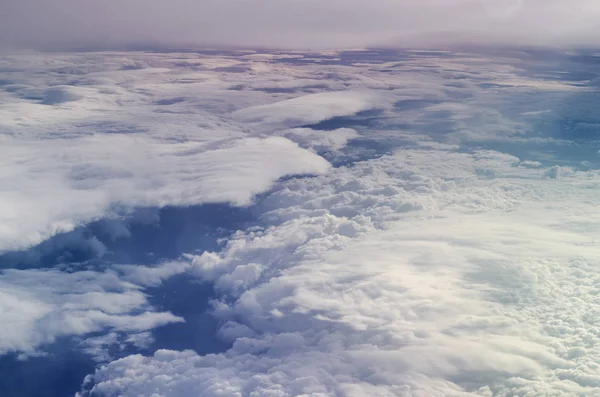 Avião iluminador vista em nuvens fofas e céu azul . — Fotografia de Stock
