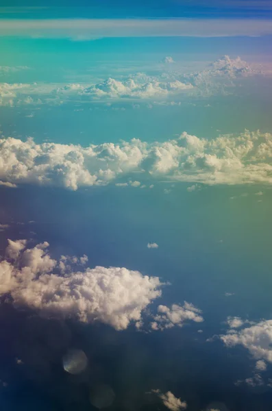 飞机照明器在蓬松的云和蓝天上的看法. — 图库照片