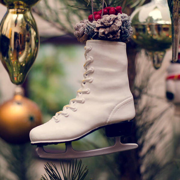 Коньки игрушки как рождественский и новогодний декор на еловой ветке
.