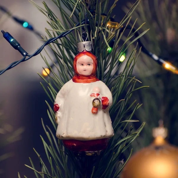 Radzieckich rosyjski Boże Narodzenie i nowy rok szweckiego na gałęzi drzewa jodły. Postać małej dziewczynki ze szkła. — Zdjęcie stockowe
