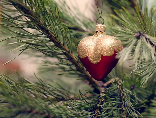 Eski Sovyet Rus Noel ve Yılbaşı dekor köknar ağacı dalı. Kırmızı kalp figürü camdan. — Stok fotoğraf