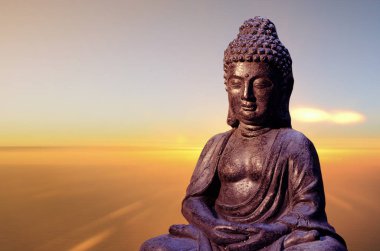 Meditasyon poz arka plan bulanık karşı oturan Buda heykeli.