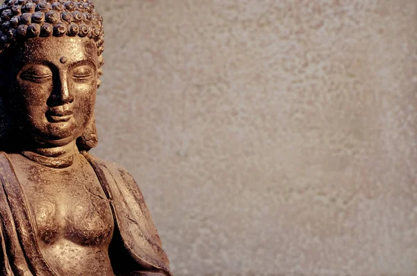 Статуя Будды, сидящая в позе медитации на размытом фоне . — стоковое фото