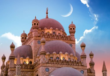 Ramazan alacakaranlıkta gökyüzü ve hilal ay karşı İslam arka plan ile Al sahabe Mosque Sharm El Sheikh içinde. Parça