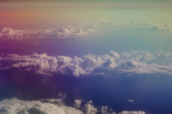 Letecký pohled na osvětlení na nadýchané kupovité mraky a modrá obloha. — Stock fotografie