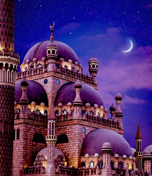 Sfondo islamico con la Moschea Al Sahaba a Sharm El Sheikh contro il cielo crepuscolo del ramadan e la luna crescente. Frammento — Foto Stock