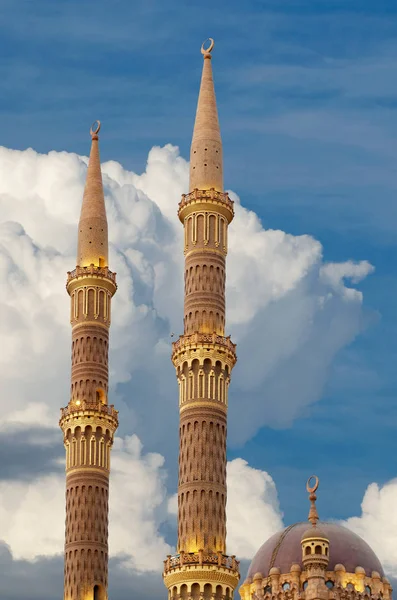 Minarety mešity Sahaba The Al v Sharm El Sheikh proti jasně modré obloze a nadýchané obláčky. — Stock fotografie