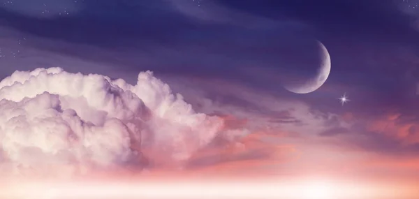 Ramadán soumraku obrázek. Krásné náboženské pozadí s půlměsícem, hvězd a zářící mraky. — Stock fotografie