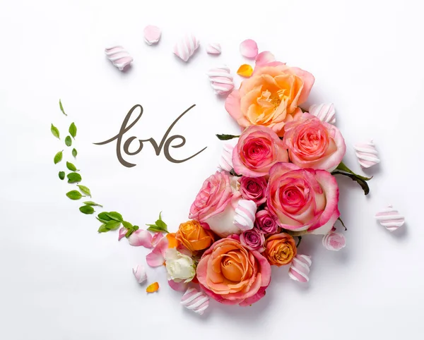 Élő rózsák keret. Gyönyörű virágos háttér. Ünnepek vagy esküvői mintanyomtatvány. — Stock Fotó
