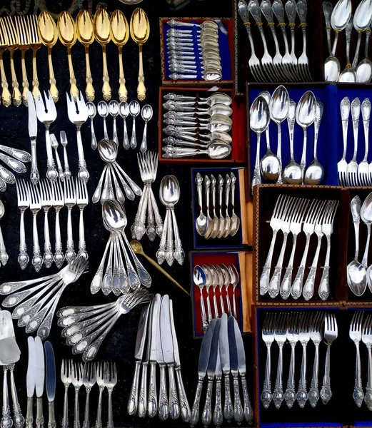 Cubertería de plata antigua y vintage y plata alemana en el mercado de pulgas, Ucrania, Kiev . — Foto de Stock