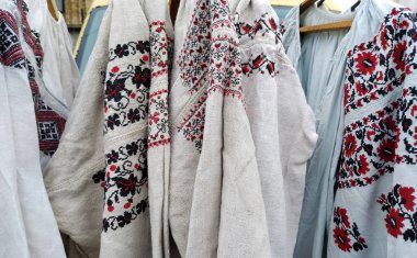 Eski, vintage gömlek bit pazarı, Ukrayna, Kiev, işlemeli.