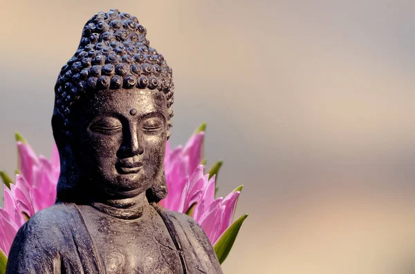 Buddha szobor, a liliom virág mögött. Vallási téma sablon szöveg szóközzel. — Stock Fotó