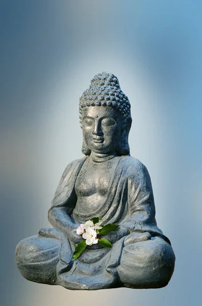 Άγαλμα του Βούδα κατέχει μήλο δέντρο λουλούδι στα χέρια. Πρότυπο θρησκευτικό θέμα. — Φωτογραφία Αρχείου